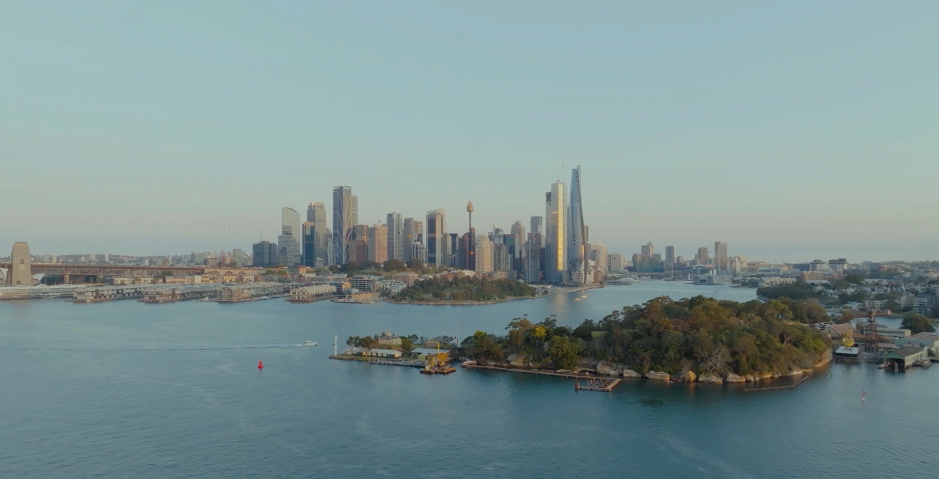 Un skyline con vistas al mar